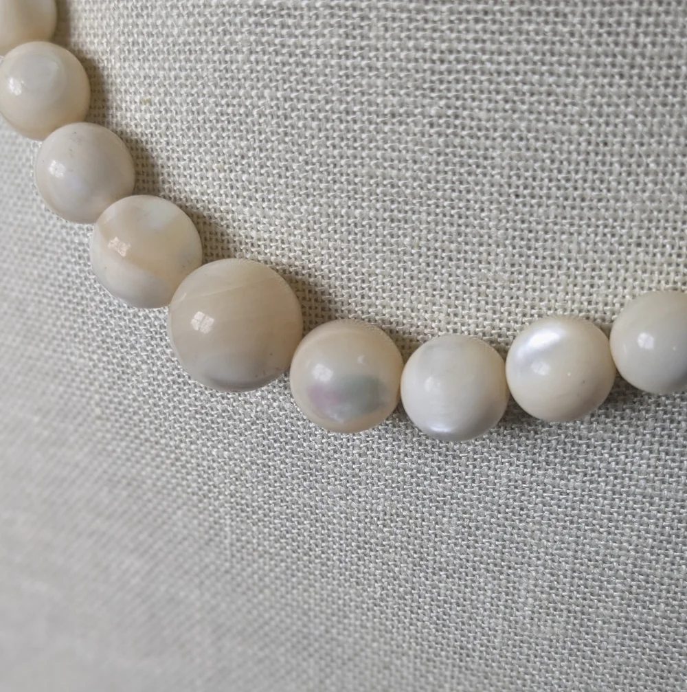 Vintage 1960s Cream Lucite Graduated Bead Necklace Ivory Faux Mother of Pearl - Picture 3 of 4
